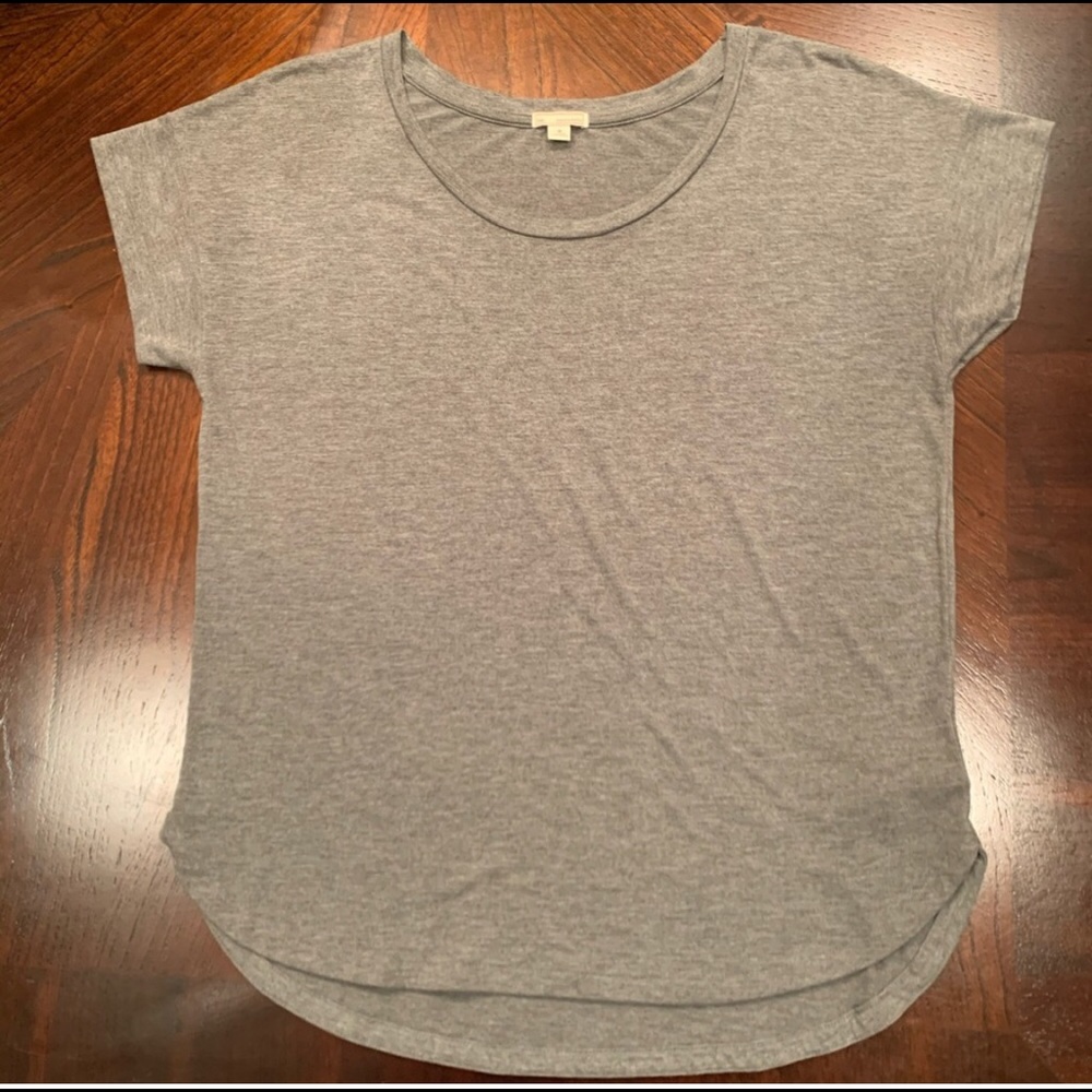 grey gap t-shirt
